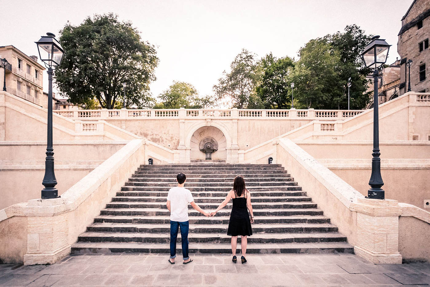 Un couple devant l'escalier monumental d'Auch symbolisant une nouvelle étape de leur vie à franchir : le mariage