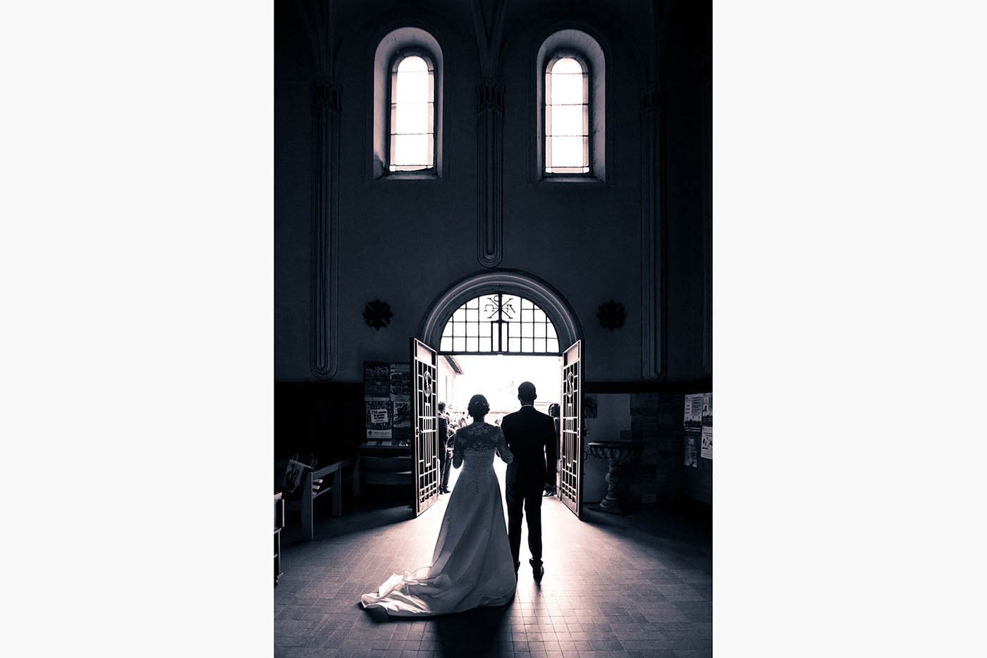 Les jeunes mariés profitent des l'instant à la sortie de l'église de Pibrac