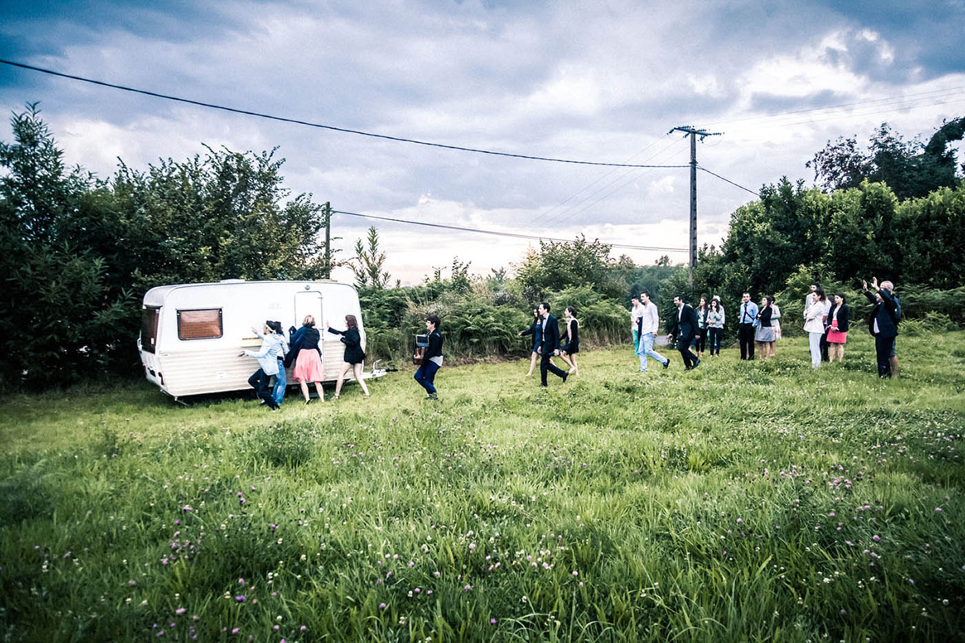 Une tradition consistant à aller réveiller les mariés qui se sont caché dans une caravanes non loin du lieu des festivités, en Corrèze