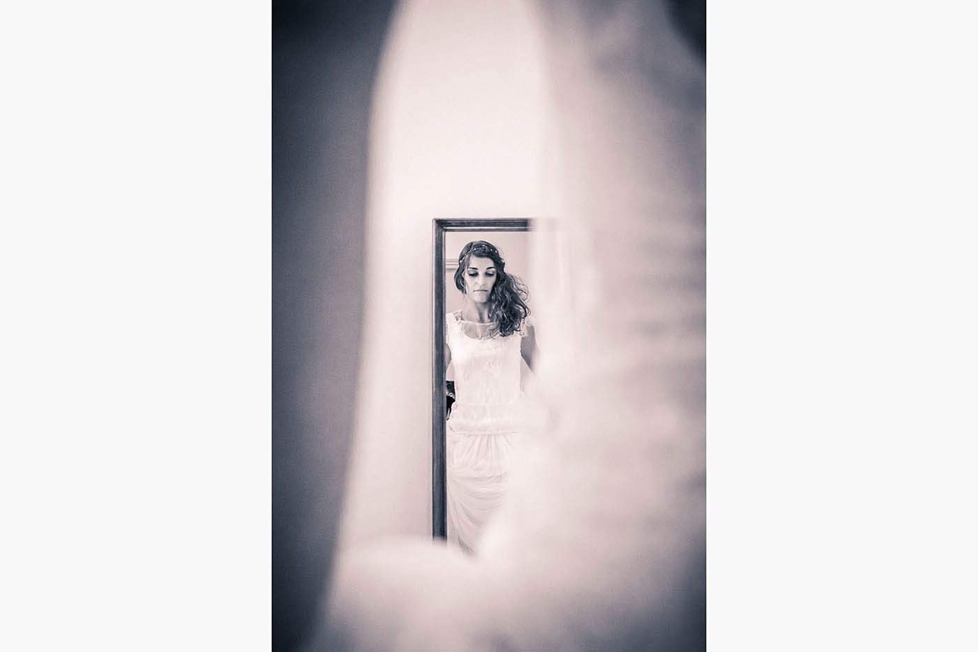 Instant figé de cette mariée qui se découvre dans le miroir, prête pour dire oui